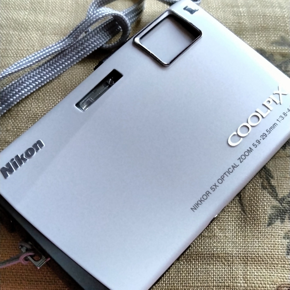 Nikon COOLPIX S60 Silver Digital Camera with Accessories - Picture 10 of 15